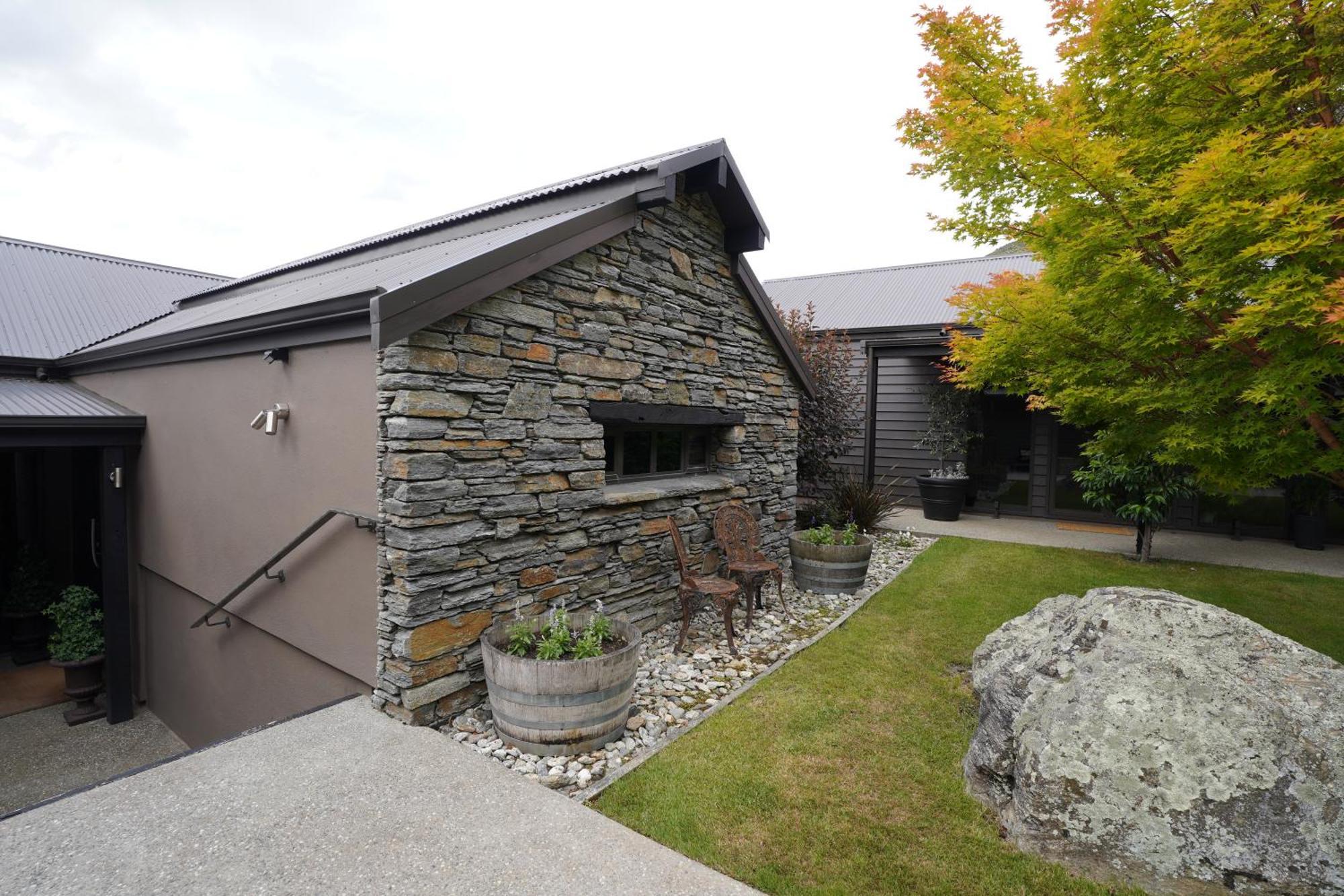 Mt Rosa Lodge Boutique Vineyard Accommodation Wanaka Exterior photo